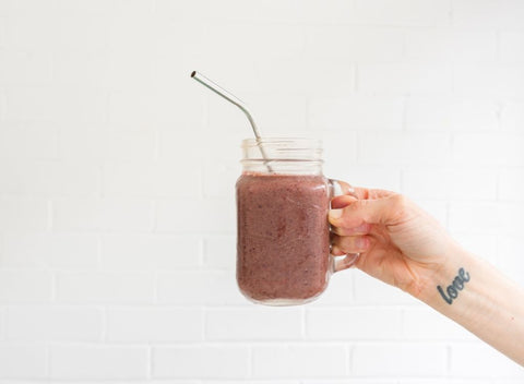 Collagen smoothie recipes. Person holding smoothie.